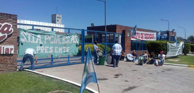 Portones de Riera bloqueados por trabajadores