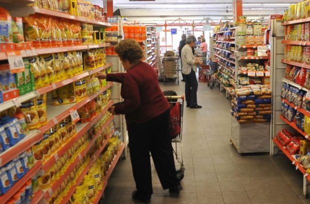 Consumo: las ventas en supermercados bajaron un 3%, en enero