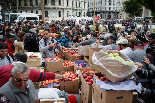 plaza de mayo frutazo productores