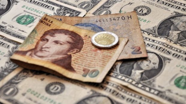 El dólar llega a un récord de $19,46