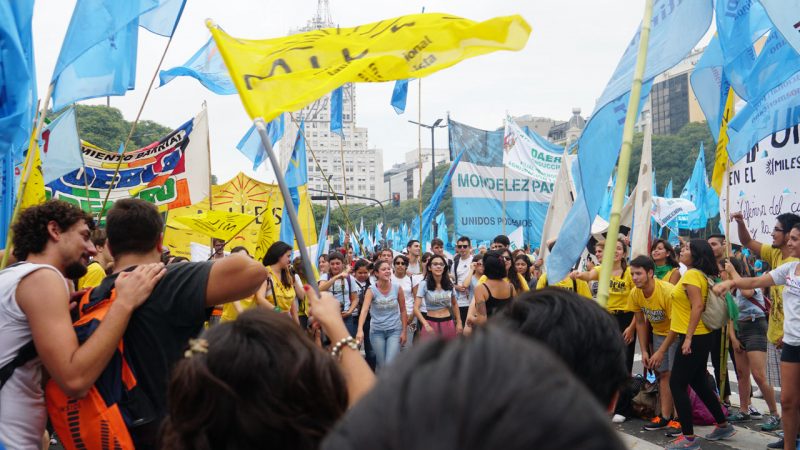 Por la presión de los gremios, el gobierno aceptaría reabrir paritarias