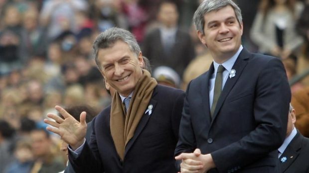 Cambiemos afianza un modelo de inflación volátil, dólar libre y paritarias fijas