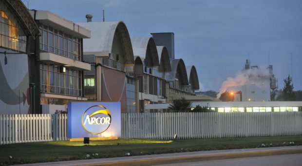 Arcor responde con «vacaciones anticipadas» al reclamo de los trabajadores