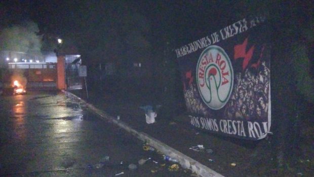 Trabajadores de Cresta Roja bloquean los portones de la planta II