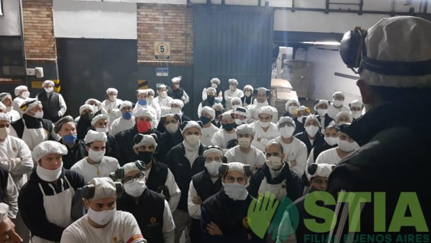 Medidas de fuerza en 5 Hispanos por incumplimientos