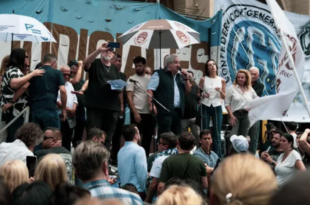 La Unión de Empleados de la Justicia de la Nación (UEJN) llevó adelante este martes un paro y movilización frente al Palacio Judicial para manifestar su rechazo al proyecto que impulsa el traspaso de la Justicia laboral al ámbito porteño.