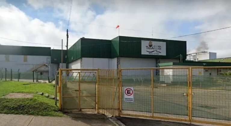 Fachada de un establecimiento de Granja Tres Arroyos, con el cartel de la empresa.