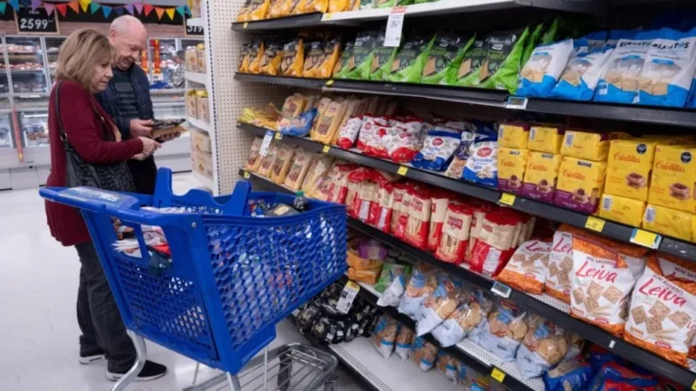 El consumo masivo cayó por séptimo mes consecutivo. Los hogares reducen sus compras, eligen formatos pequeños y utilizan más crédito.