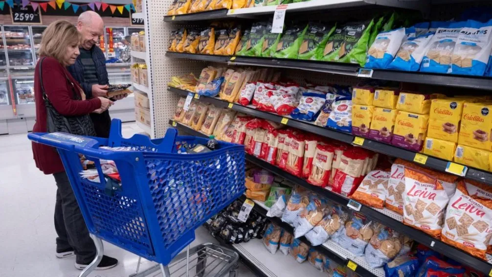 El consumo masivo cayó por séptimo mes consecutivo. Los hogares reducen sus compras, eligen formatos pequeños y utilizan más crédito.