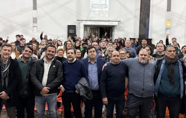Participantes del lanzamiento de la Escuela de Acción Política José María Fernández reunidos en un aula de la UNSAM.
