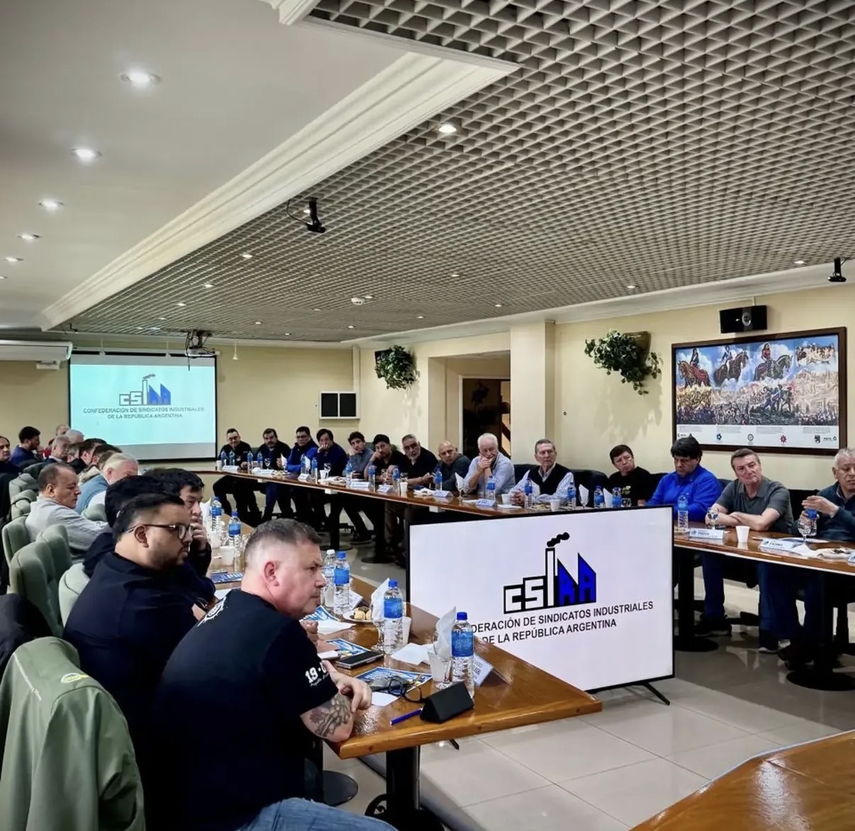 Reunión de dirigentes de sindicatos industriales en CSIRA, difundida por Sergio Escalante el 21 de octubre de 2026.