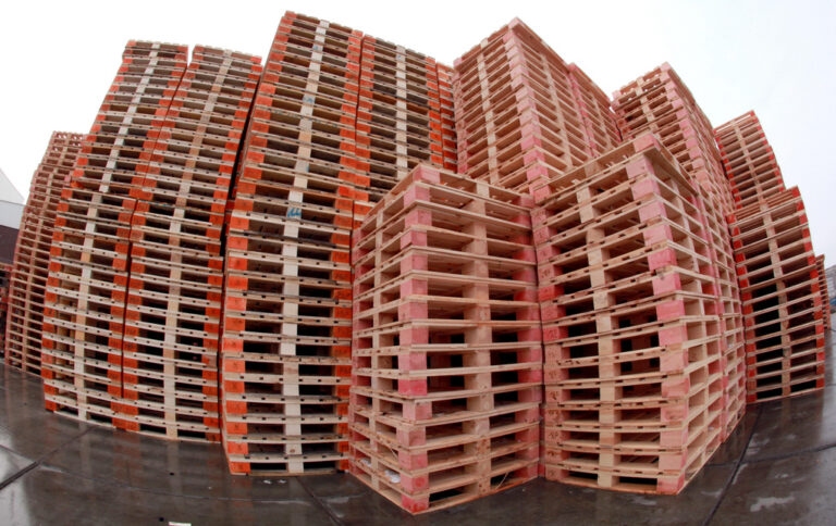 Pilas de pallets de madera en un patio de almacenamiento. Fotografía de archivo de 2010.