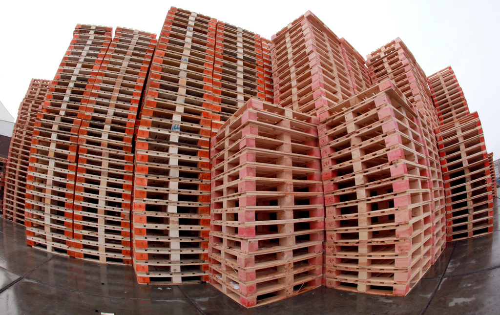 Pilas de pallets de madera en un patio de almacenamiento. Fotografía de archivo de 2010.